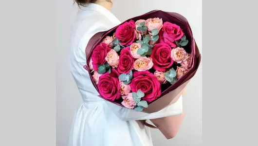 Авторский букет из&nbsp;малиновой и&nbsp;пионовидной розы "Для принцессы" FMART by flowwow