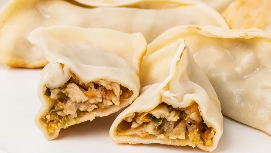 Гедза с&nbsp;креветкой и&nbsp;"крабовыми" палочками с&nbsp;овощами