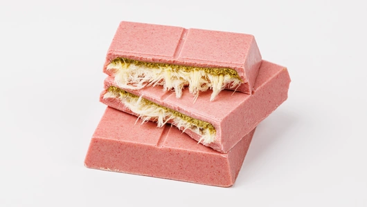 Шоколад белый "Angel Hair" с начинкой малина-фисташка