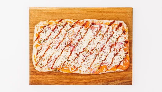 Пицца-половинки римская «Мясное ассорти» - «с курицей и каперсами» с соусом барбекю макси, зам.