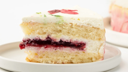 Торт бисквитный "Акварельные цветы" с&nbsp;ягодной начинкой