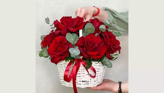 Корзина с&nbsp;французскими розами FMART by flowwow