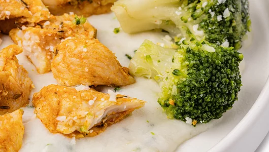 Грудка куриная с&nbsp;брокколи и&nbsp;соусом Альфредо запеченная, замороженная