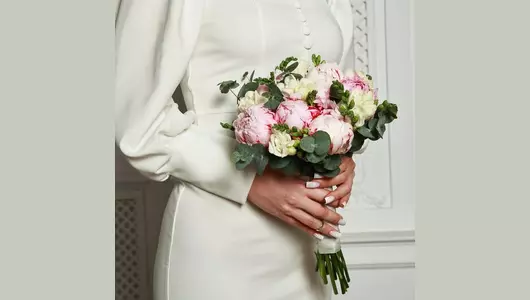 Свадебный букет из&nbsp;пионов, фрезии и&nbsp;эвкалипта