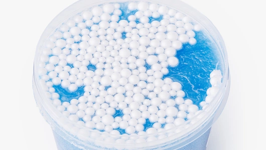 Слайм с шариками в стакане