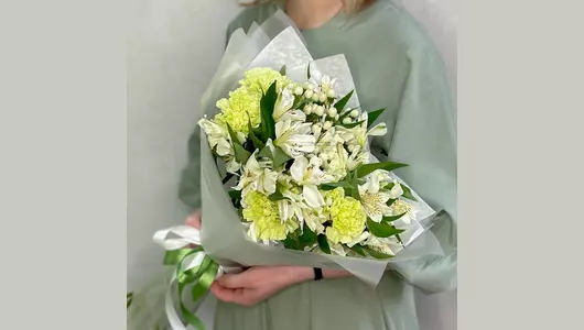 Букетик Белая лагуна с&nbsp;альстромерией и&nbsp;гвоздикой FMART by flowwow