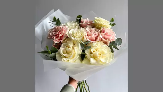 Букет из&nbsp;Французских роз белых и&nbsp;розовых с&nbsp;Эвкалиптом 9 шт #204 FMART by flowwow