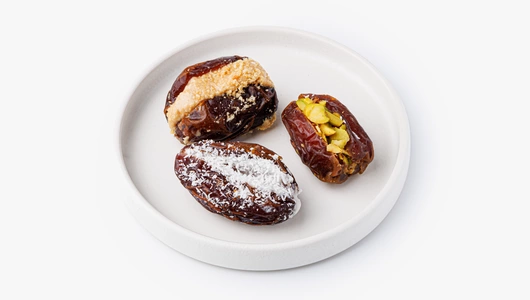 Ассорти фиников с фисташковой, арахисовой и кокосовой пастами Ассорти фиников с фисташковой, арахисовой и кокосовой пастами