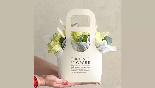 Белые розы с&nbsp;эвкалиптом в&nbsp;сумочке FMART by flowwow