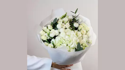 Авторский букет из&nbsp;гортензии, хризантемы и&nbsp;кустовой розы «Белые ночи»  FMART by flowwow