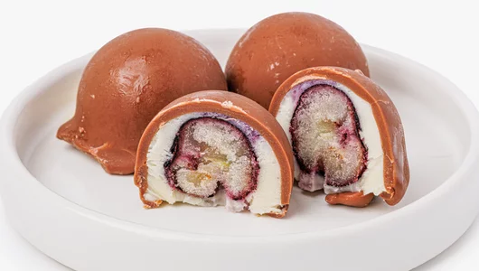 Мороженое пломбир "Ванильный с&nbsp;голубикой в&nbsp;молочном шоколаде"