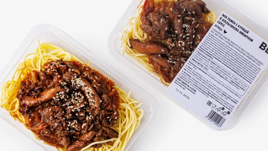 Вок рамен с курицей в апельсиново-имбирном соусе