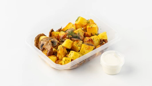 Картофель жаренный с грибами, зеленью и сметаной