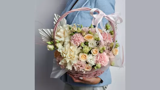 Корзина с&nbsp;французскими розами, эустомой и&nbsp;диантусами FMART by flowwow