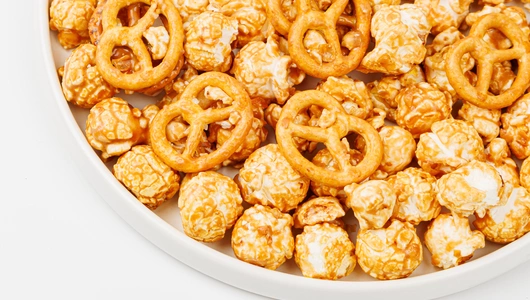 Попкорн карамельный с солеными крендельками Попкорн карамельный с солеными крендельками