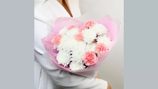 Авторский букет «Баббл гам» с&nbsp;хризантемой и&nbsp;гвоздикой FMART by flowwow