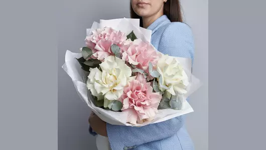 Французские розы и&nbsp;эвкалипт в&nbsp;букете «Зефирка» FMART by flowwow