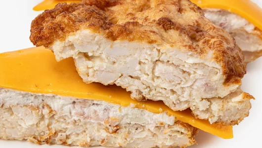 "Не бургер" из&nbsp;курицы с&nbsp;сыром Чеддер