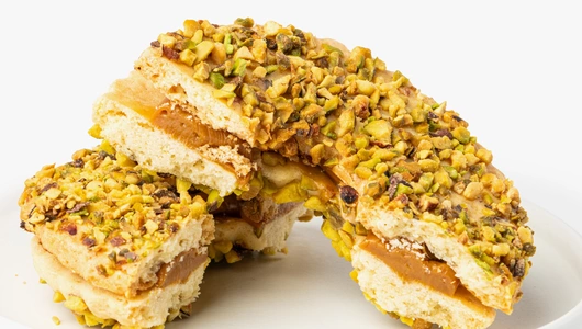 Кольцо песочное с&nbsp;вареной сгущенкой и&nbsp;фисташками, кафе