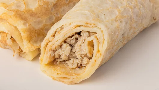 Блины сырные с&nbsp;филе индейки и&nbsp;луком в&nbsp;сливочном соусе