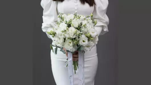 Свадебный букет из маттиолы, эустомы и эвкалипта Свадебный букет из маттиолы, эустомы и эвкалипта