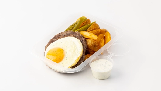 Бифштекс с яйцом и дольками, кафе