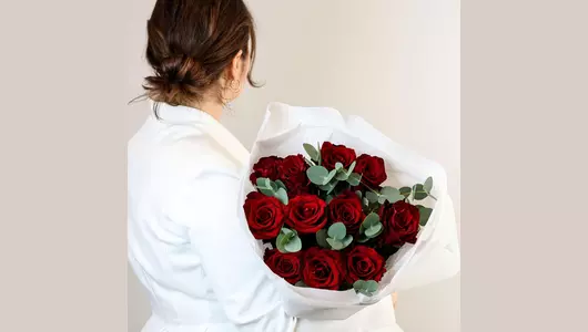 Монобукет из&nbsp;11 красных роз и&nbsp;эвкалипта "Алая роза" FMART by flowwow