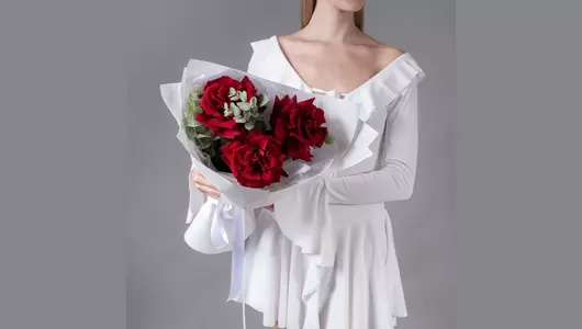 Букет из&nbsp;3 бордовых, французских роз с&nbsp;эвкалиптом FMART by flowwow