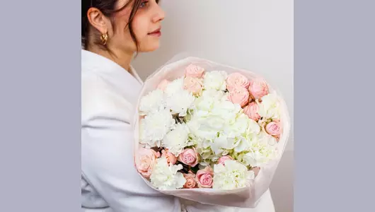 Авторский букет «Нуга» с&nbsp;гортензией и&nbsp;розой FMART by flowwow