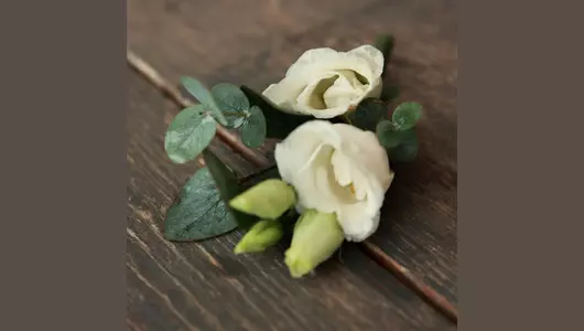 Бутоньерка для&nbsp;жениха из&nbsp;эустомы и&nbsp;эвкалипта