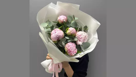 Пионы и&nbsp;эвкалипт в&nbsp;букете «Сара Бернар» FMART by flowwow