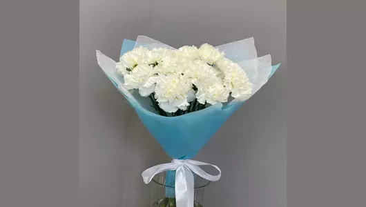 11 белых гвоздик в&nbsp;упаковке FMART by flowwow