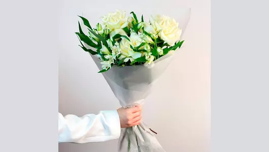 Авторский букет с&nbsp;французскими розами и&nbsp;альстромерией "Мятный леденец" FMART by flowwow