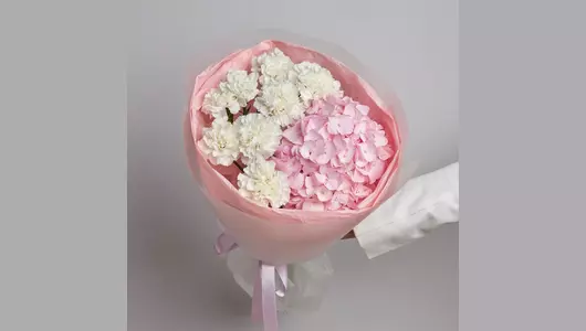 Гортензия и&nbsp;гвоздики в&nbsp;букете «Розовое облако» FMART by flowwow