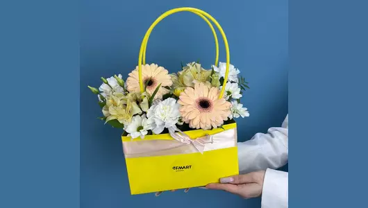 Сумочка с&nbsp;герберой, альстромерией, диантусом FMART by flowwow