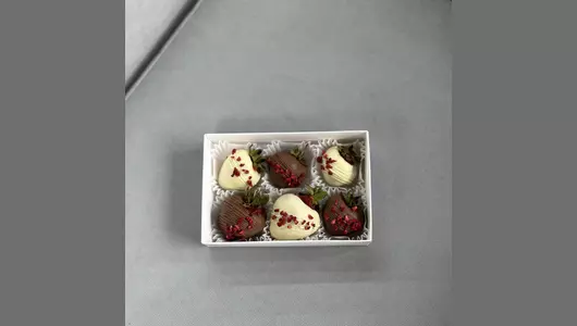 Клубника в&nbsp;белом и&nbsp;молочном шоколаде 6 штук FMART by flowwow