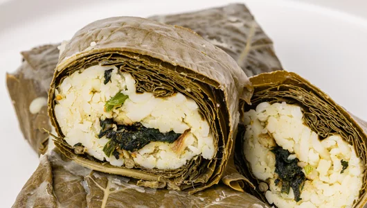 Долма с&nbsp;Сулугуни и&nbsp;гранатовым соусом