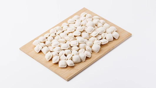 Равиоли мини с сыром сулугуни, яйцом и зеленью Равиоли мини с сыром сулугуни, яйцом и зеленью