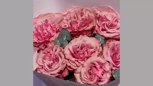 Пионовидные розы с&nbsp;эвкалиптом, 7 шт FMART by flowwow