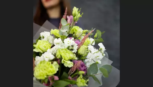 Сборный букет из&nbsp;эустомы, маттиолы, астромерии и&nbsp;гвоздики