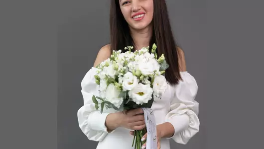 Свадебный букет из маттиолы, эустомы и эвкалипта Свадебный букет из маттиолы, эустомы и эвкалипта