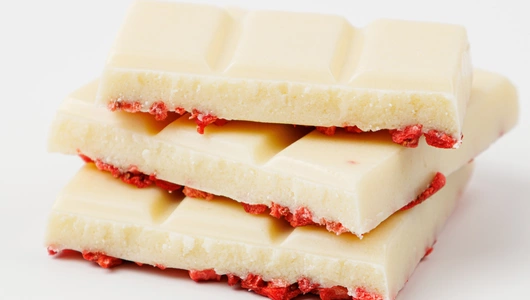 Шоколад белый на меду с клубникой, 45 г