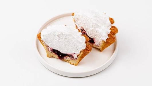 Корзиночка с белковым кремом и ягодным джемом, кафе