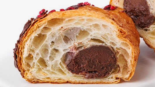 Круассан с&nbsp;шоколадом и&nbsp;малиной, кафе