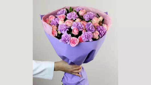 Авторский букет из&nbsp;кустовой розы и&nbsp;гвоздик «Яркие впечатления» FMART by flowwow