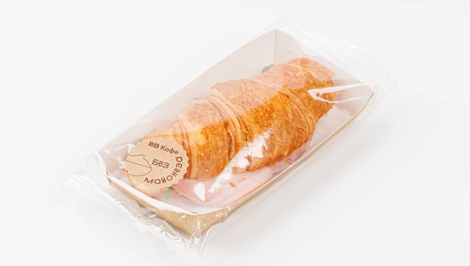 Круассан с мортаделлой, крем-чизом и трюфелем, кафе