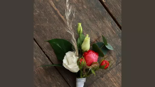 Бутоньерка для&nbsp;жениха из&nbsp;маттиолы, эустомы и&nbsp;эвкалипта