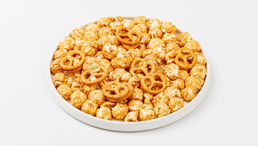 Попкорн карамельный с солеными крендельками Попкорн карамельный с солеными крендельками
