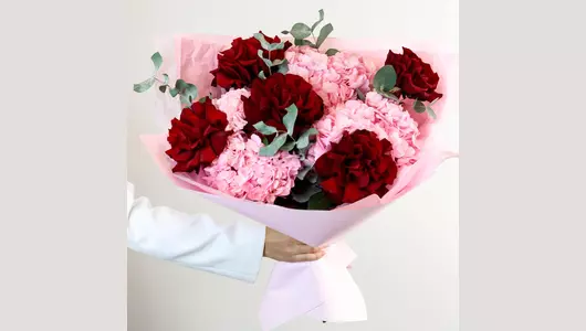 Авторский букет с&nbsp;гортензией и&nbsp;французской розой «Красное сердце» FMART by flowwow