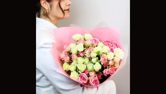 Монобукет "Первое свидание" из&nbsp;11 кустовых роз FMART by flowwow